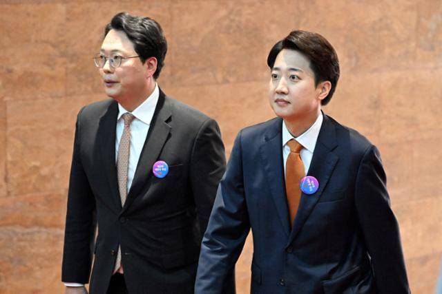 이준석(오른쪽) 개혁신당 의원과 같은 당 천하람 원내대표가 4일 국회의사당에서 열린 제21대 대통령 취임선서에 참석하고 있다. 고영권 기자