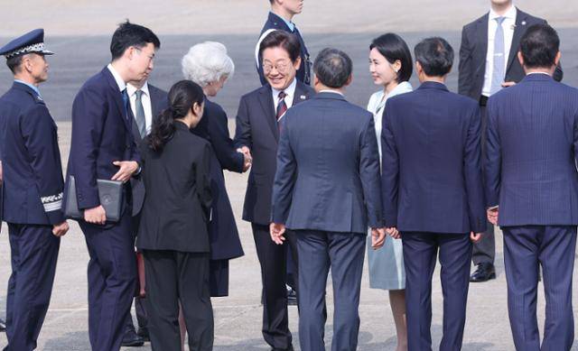 이재명 대통령과 김혜경 여사가 16일 경기 성남 서울공항에 도착해 캐나다 앨버타주 캐내내스키스에서 열리는 주요 7개국(G7) 정상회의 참석을 위해 공군 1호기에 탑승 전 환송을 나온 인사들과 인사를 나누고 있다. 왕태석 선임기자