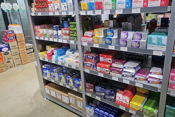 15일 오전 경기도 성남시의 한 약국. 국내 최초 창고형 약국이라고 한다. 종합감기약이 진열돼있다. 종류가 수십가지가 넘는다. 채혜선 기자