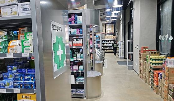 15일 오전 경기도 성남시의 한 약국. 창고형 약국으로 약을 값싸게 판매하고 있다. 채혜선 기자