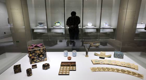 16일 서울 용산구 국립중앙박물관 상설전시관에서 열린 한일 국교 정상화 60주년 기념 특별전 '일본미술, 네 가지 시선' 언론공개회에서 참석자가 전시를 둘러보고 있다. 국립중앙박물관과 일본 도쿄국립박물관이 공동으로 개최하는 이번 전시는 두 기관의 소장품 62건을 중심으로 일본미술의 외적 아름다움과 내면의 정서를 감상할 수 있도록 구성했으며, 오는 17일부터 8월 10일까지 개최된다. 뉴스1