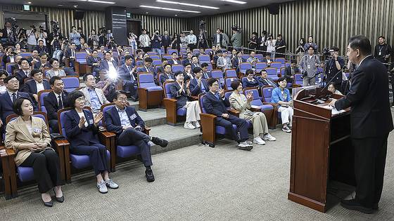 더불어민주당이 13일 의원총회를 진행하는 모습. 연합뉴스