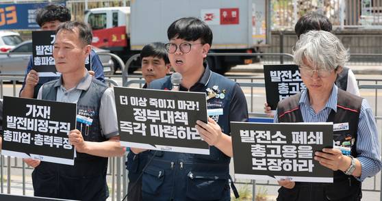 지난 9일 서울 용산구 전쟁기념관 앞에서 열린 태안화력 고 김충현 사망사고 발전비정규직연대 입장 및 투쟁계획 발표 기자회견에서 김영훈 한전KPS비정규직 지회장이 발언하고 있다. 연합뉴스