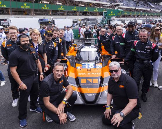 지난 14일(현지시간) 프랑스 르망 라 사르트 서킷에서 열린 글로벌 자동차 경주 대회 '르망24'에 참가한 제네시스 마그마 레이싱팀(GMR) 모습. 사진 현대차그룹