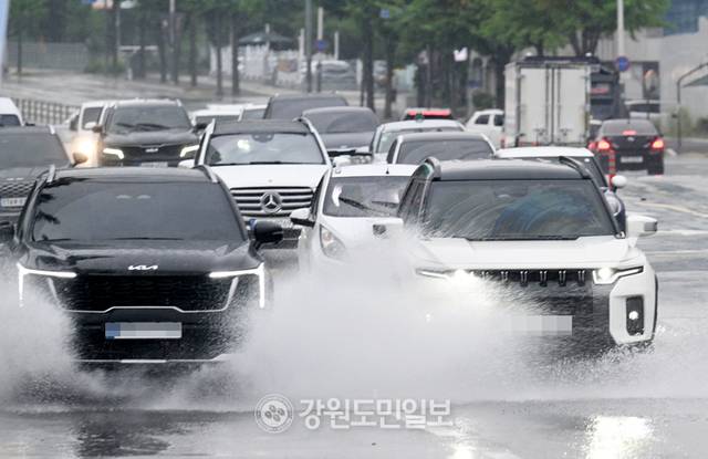 ▲ 강원지역에 오후들어 많은 비가 내린 16일 춘천 효자동에서 차량들이 물보라를 일으키며 달리고 있다. 김정호 기자