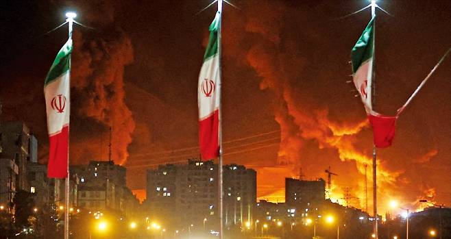 < 불타는 이란 석유시설 > 이스라엘의 공습을 받은 이란 테헤란 샤란 석유 저장소에서 15일 불길이 치솟고 있다. 로이터연합뉴스