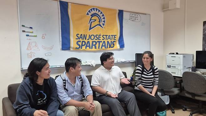 미국 새너제이주립대(SJSU)와 아마존웹서비스(AWS) 간의 산학협력 강의 '클라우드 파운데이션'을 수강하는 학생들이 수업을 마친 뒤 동아리방에서 수업 내용에 대해 토론하고 있다./ 송영찬 특파원