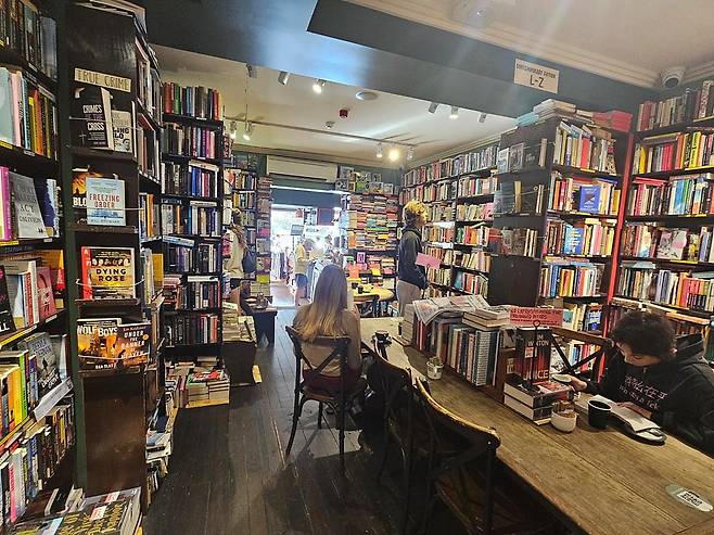 수많은 책 사이에서 한국 책을 발견해 기뻐하는 유일한 한국인 손님의 시선(사진=정상미)