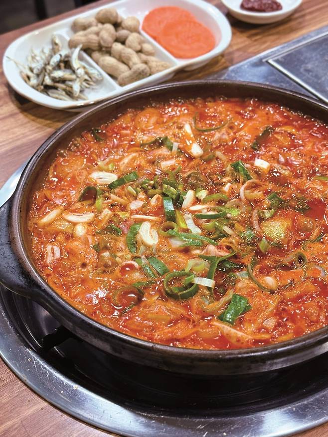 탕과 볶음 사이, 매콤한 전골 국물이 매력적이다. 사진=박소윤