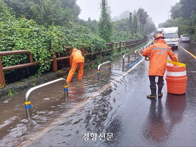 제주에 호우주의보가 내려진 가운데 서귀포시 호근동 도로의 배수로가 막혀 침수됐다. 제주소방안전본부 제공