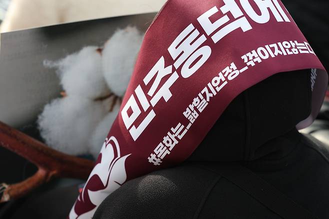 동덕여자대학교 재학생 및 참석자들이 3월 3일 서울 종로구 동덕빌딩 인근에서 동덕여대 재단을 규탄하는 집회를 열고 학생 대상 고소·고발 철회를 촉구하고 있다. 한수빈 기자