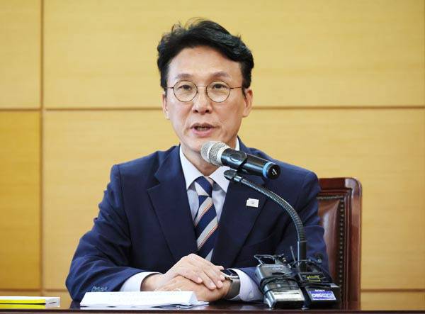 김민석 국무총리 후보자가 16일 서울 종로구 금융감독연수원에 마련된 청문회 준비단 사무실에서 열린 경제·민생분야 부처 업무보고에서 발언하고 있다. 연합뉴스