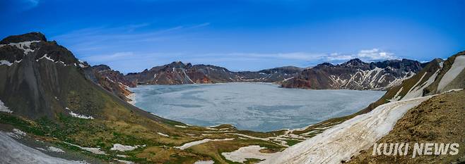 지난 12일 오전 중국 지린성 연변 조선족 자치주 백두산 서파 정상에서 내려다 본 천지 모습.