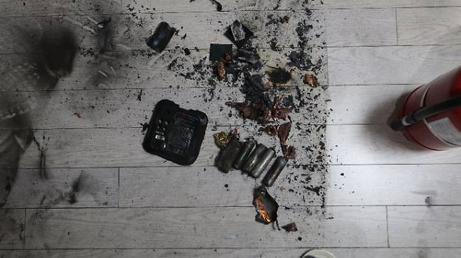 16일 오전 1시6분쯤 중구 남산동의 한 아파트에서 선풍기 리튬이온배터리가 폭발했다. 대구소방안전본부 제공