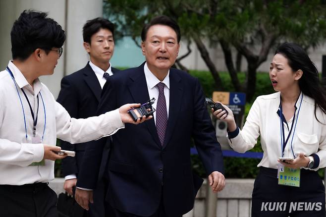윤석열 전 대통령이 16일 오후 서울 서초구 중앙지방법원에서 열린 내란 우두머리 혐의·직권남용 권리행사방해 혐의 사건 7차 공판을 마치고 취재진의 질문을 받으며 법원을 나서고 있다.