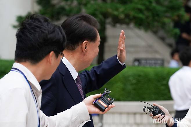윤석열 전 대통령이 16일 오후 서울 서초구 중앙지방법원에서 열린 내란 우두머리 혐의·직권남용 권리행사방해 혐의 사건 7차 공판을 마치고 법원을 나서며 지지자들을 향해 손을 흔들고 있다.