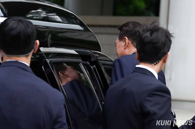 윤석열 전 대통령이 16일 오후 서울 서초구 중앙지방법원에서 열린 내란 우두머리 혐의·직권남용 권리행사방해 혐의 사건 7차 공판을 마치고 차량에 탑승하고 있다.