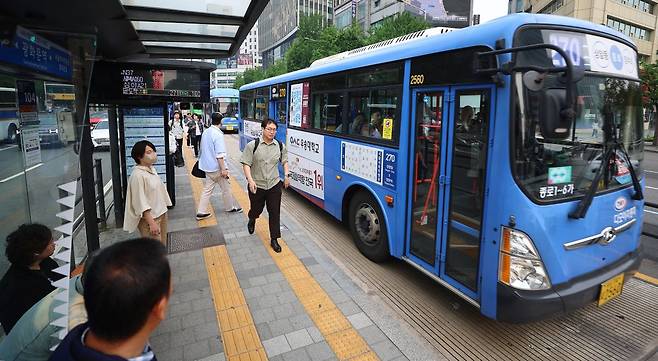 지난달 28일 오전 서울 종로구 광화문역 버스정류장에서 시민들이 버스에서 내려 이동하고 있다. 연합뉴스