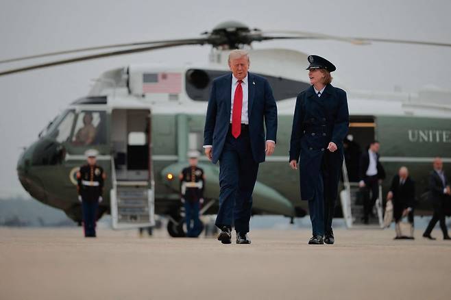 도널드 트럼프 미국 대통령이 15일(현지시간) 메릴랜드주 앤드루스 합동기지에서 캐나다 G7 정상회의에 참석하기 위해 에어포스원에 탑승하기 위해 활주로를 걷고 있다. 연합뉴스