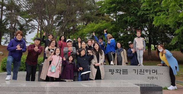 탈북민교회인 하나로드림교회 성도들이 경기도 파주 임진각에서 야외예배를 드린 뒤 기념촬영을 하고 있다. 국민일보 DB