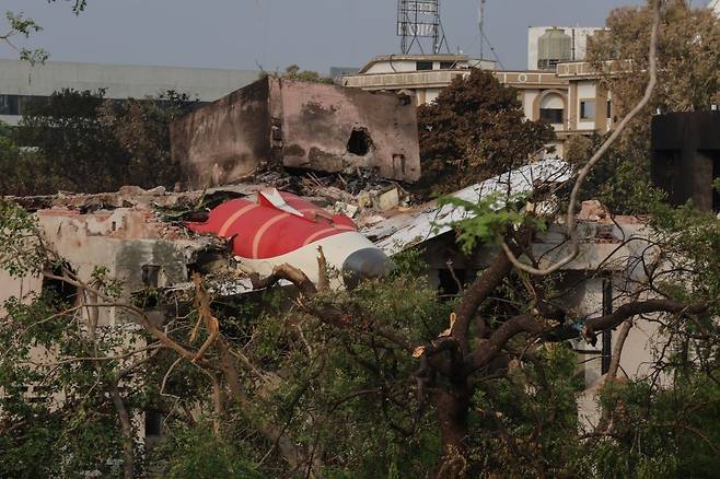 에어인디아 사고기 꼬리가 기숙사 건물 근처에 놓여 있다. EPA연합뉴스