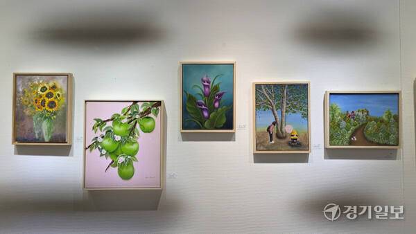 2025 수원시미술단체 아카이브전에 전시된 작품들. 이나경기자