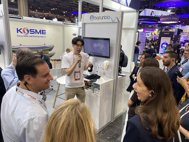'비바테크 2025' K-스타트업 통합관을 방문한 외국인 참관객이 바른바이오 부스를 둘러보고 있다./사진=김성휘 기자