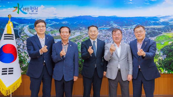 진병영 함양군수(왼쪽부터)와 구인모 거창군수, 신성범 국회의원, 이승화 산청군수, 김윤철 합천군수가 2027년 도민체전 유치를 위한 행정협의회를 연 뒤 기념촬영을 하고 있다./사진=합천군