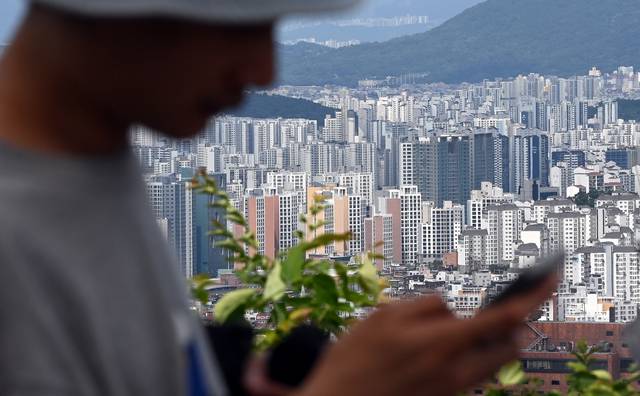 서울 집값 ‘활활’ : 최근 서울 지역 집값이 강남 3구(강남·서초·송파)를 중심으로 급등하고 있는 가운데 15일 서울 남산에서 바라본 서울 시내 아파트들의 모습. 박윤슬 기자