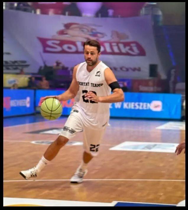 골키퍼에서 농구 선수로 변신한 파이안스키./소셜미디어