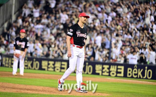 2025년 6월 4일 오후 서울 잠실구장에서 진행된 '2025 신한 SOL뱅크 KBO 리그' KIA 타이거즈와 두산 베어스의 경기. KIA 선발투수 네일이 5회말 2사 후 두산 양의지에게 동점 홈런을 맞은 뒤 허탈해하고 있다./마이데일리