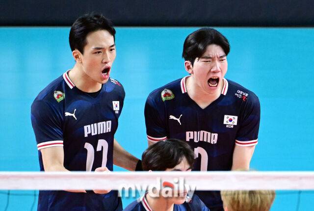 네덜란드를 상대로 승리한 임동혁과 허수봉이 포효하고 있다 / 천안 = 유진형 기자 zolong@mydaily.co.kr