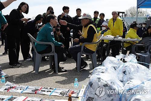 대북전단 살포 논쟁 (파주=연합뉴스) 임병식 기자 = 지난 4월 23일 오전 경기도 파주시 임진각에서 김성중 경기도 행정1부지사(왼쪽)가 대북전단 살포를 예고한 최성룡 납북자가족모임 대표와 대화를 나누고 있다. 2025.4.23 andphotodo@yna.co.kr