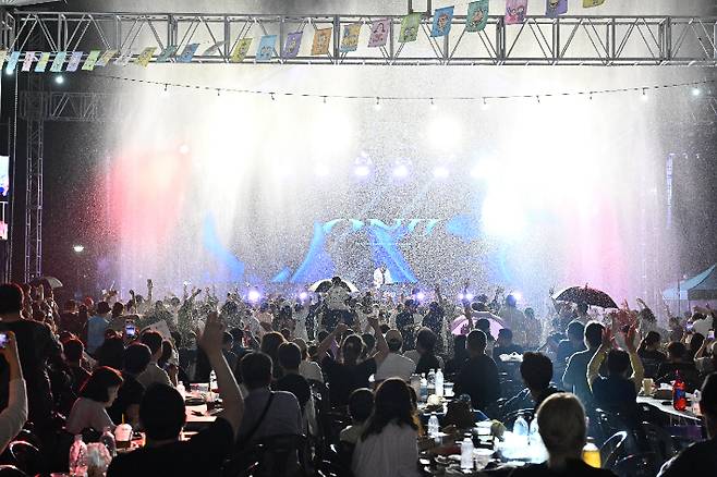 태화강마두희축제 기간에는 수상 비행 곡예(하이드로 플라잉 워터쇼), 불꽃놀이, 이디엠(EDM) 파티가 축제 방문객들의 눈과 귀를 사로 잡았다. 중구청 제공