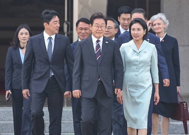 주요 7개국(G7) 정상회의에 참석하는 이재명 대통령이 김혜경 여사와 16일 성남 서울공항에서 공군 1호기로 향하고 있다. 연합뉴스