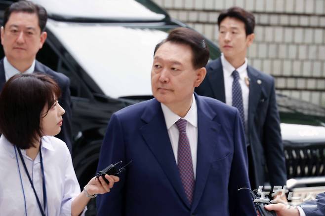 윤석열 전 대통령이 16일 오전 서울 서초구 중앙지방법원에서 열린 내란 우두머리 혐의, 집권남용 권리행사방해 혐의 사건 7차 공판을 받기 위해 법원으로 들어오고 있다. 윤 전 대통령의 법원 출석은 이재명 대통령의 '3대 특검' 임명 후 처음이다. 사진공동취재단