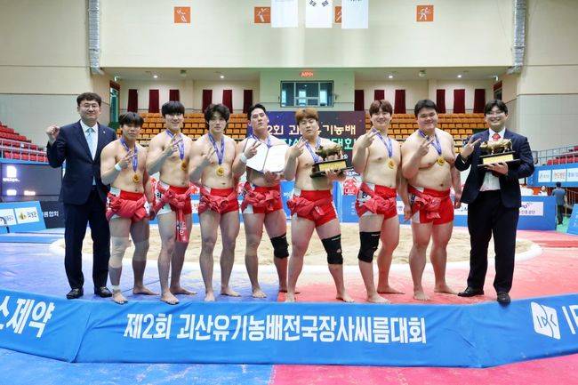 주두식 감독이 이끄는 단국대가 15일 충북 괴산군 괴산문화체육센터에서 열린 ‘제2회 괴산유기농배전국장사씨름대회’ 대학부 단체전 결승(팀 간 7전 4선승제/개인 간 3전 2선승제)에서 대구대를 4-0으로 제압하며 우승 트로피를 들어 올렸다. / 대한씨름협회