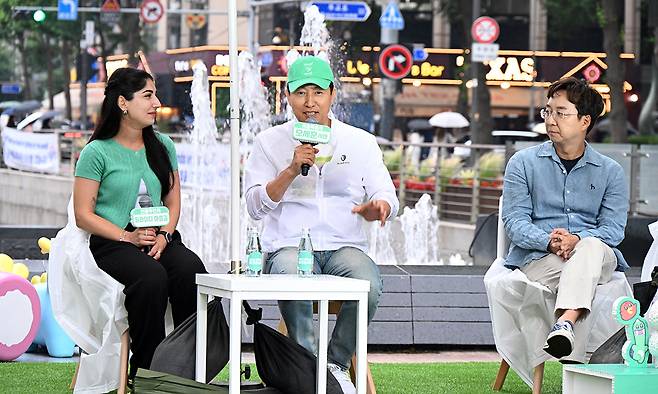 오세훈 서울시장(가운데)이 13일 서울 종로구 청계광장에서 열린 ‘2025 워터 서울 토크 콘서트’에서 시민들에게 ‘수변감성도시’ 프로젝트의 가치와 의미를 전하고 있다. 왼쪽은 독일인 일라이다 아심길, 오른쪽은 유현준 홍익대 교수. 서울시 제공