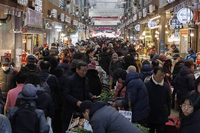 서울의 한 전통시장을 찾은 시민들로 장터가 붐비고 있다. 연합뉴스