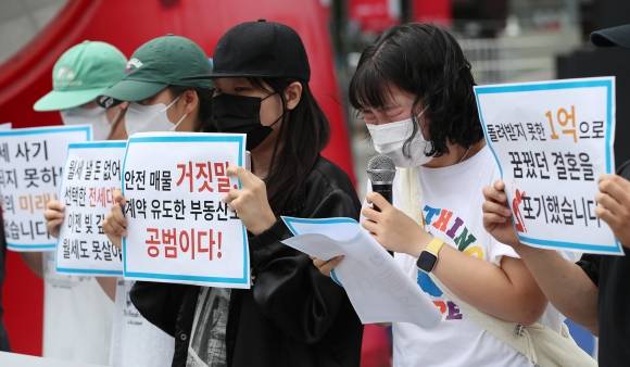 지난해 6월 서울 마포구 신촌유플렉스 앞에서 열린 ‘신촌·구로·병점 100억대 전세사기 피해자 대책위원회’ 출범 기자회견에서 구로구에 거주 중 1억 2000여 만원의 전세사기 피해를 당한 스무 살 청년이 발언 도중 감정에 북받쳐 눈물을 흘리고 있다. 뉴스1