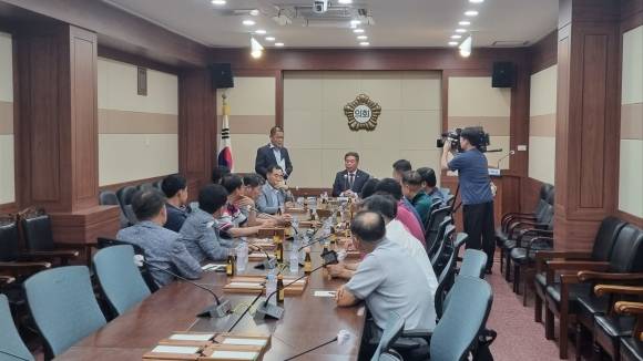 스포츠파크 조성을 위한 공유재산 취득 계획안 부결소식에 순천 도사동 직능단체 회장단 10여명이 순천시의회를 찾아 강형구 시의장에게 항의 하고 있다.