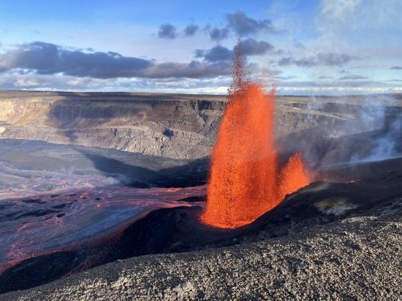 11일(현지시간) 하와이 킬라우에아 화산이 분화해 용암이 300m 이상 높이까지 솟구쳤다. 하와이 화산 관측소 제공