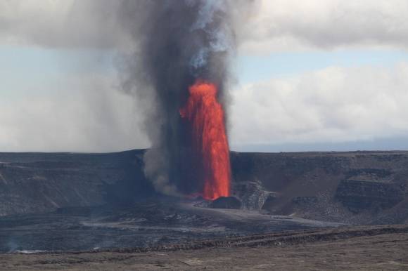 11일(현지시간) 하와이 킬라우에아 화산이 분화해 용암이 300m 이상 높이까지 솟구쳤다. 하와이 화산 관측소 제공
