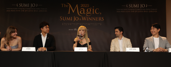 소프라노 조수미(가운데)가 16일 서울 더플라자호텔에서 열린 ‘더 매직, 조수미 & 위너스’ 기자간담회에서 공연에 대해 소개하고 있다. 이번 공연은 소프라노 줄리엣 타키노(왼쪽부터), 바리톤 지하오 리, 테너 조르주 비르반, 테너 이기업 등 조수미 국제 성악콩쿠르 수상자들이 함께 한다.