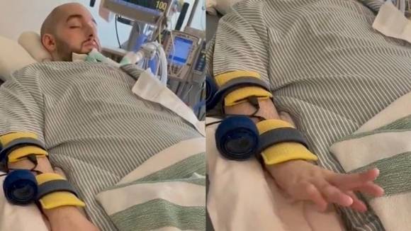 알왈리드 빈칼리드 왕자가 2015년 손가락을 움직이는 모습. 노라 빈트탈랄 공주 엑스(X)