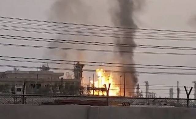 14일(현지 시간) 페르시아만에 있는 이란의 세계 최대 규모 사우스파르스 가스전이 이스라엘의 드론 공격을 받아 화재에 휩싸여 있다. AP연합뉴스