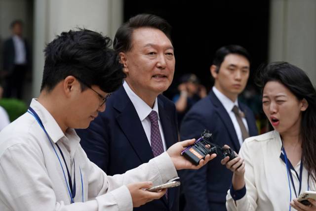 윤석열 전 대통령이 16일 서울 서초구 서울중앙지방법원에서 열린 내란 우두머리 혐의·직권남용 권리행사 방해 혐의 사건 7차 공판을 마치고 취재진의 질문을 받으며 법원을 나서고 있다. 연합뉴스