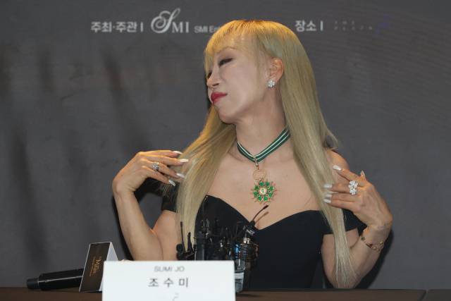 소프라노 조수미가 16일 서울 중구 더플라자호텔에서 열린 기자 간담회에서 프랑스 문화예술공로훈장 최고 등급 ‘코망되르’를 공개하고 있다. 연합뉴스
