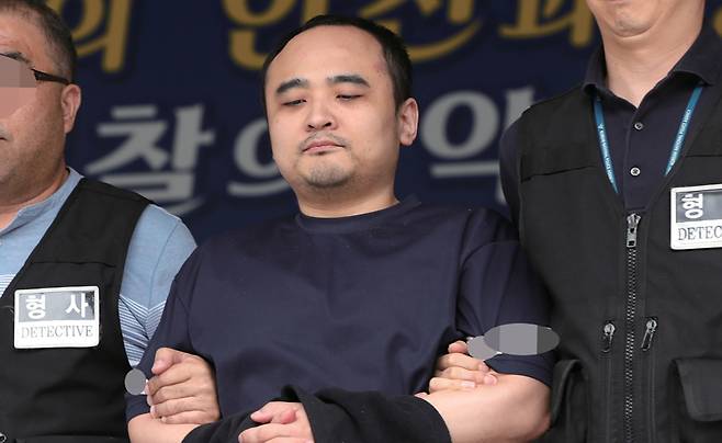 2019년 8월21일 살인과 사체손괴 등의 혐의로 구속된 장대호가 경찰 조사를 받은 후 이동하고 있다. ⓒ연합뉴스