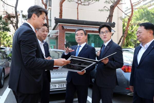 지난 12일 김보현 대우건설 사장(왼쪽에서 3번째)이 개포우성7차 아파트 단지를 방문해 현장을 둘러보고 있다. ⓒ대우건설 제공 